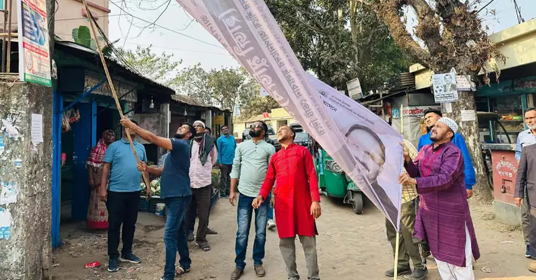 নিজের হাতে পোষ্টার-ব্যানার খুলেছেন মুজিবুর রহমান